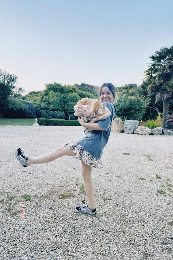 Profesora de Un Viaje Yogui sonriendo en un jardín